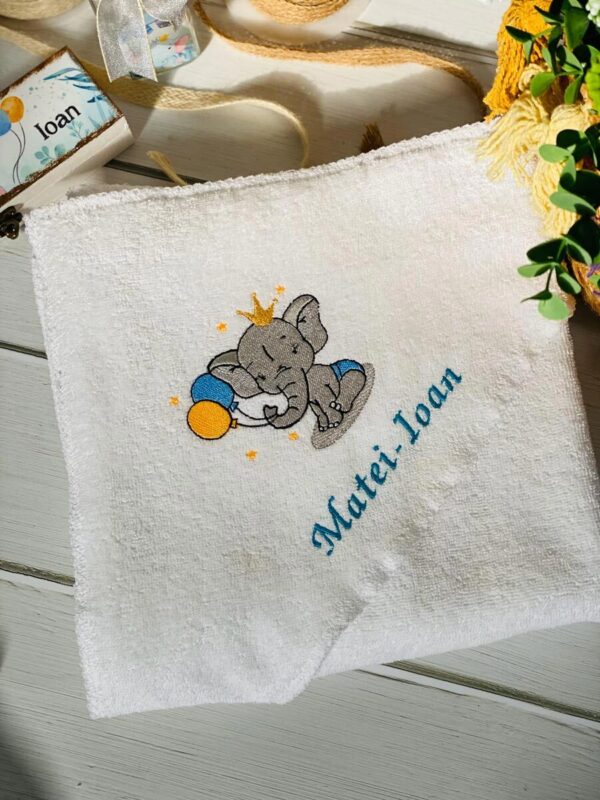 TRUSOU BAIETEL "ELEFANTEL CU BALOANE"